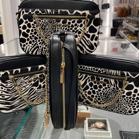 MICHAEL KORS JET SET LARGE EAST WEST ZIP POCKET CHAIN XBODY 
BLACK 
NWT - Picture 14 of 16